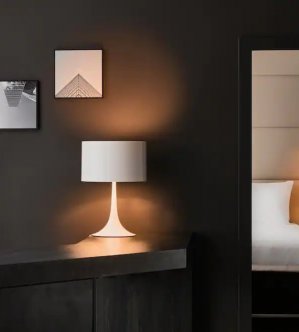 3 obrazki w ramkach w pokoju hotelowym