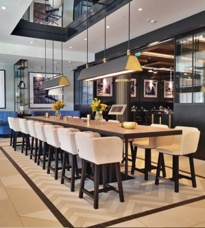 Grafiki w czarnej ramie - Bar - Hotel Radissson Collection 5*