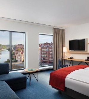 3 obrazki na półce w pokoju Holiday Inn Gdańsk