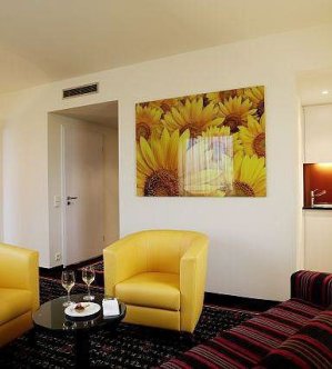 obrazy w pokoju hotelowym