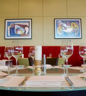 gwasze w sali restauracyjnej