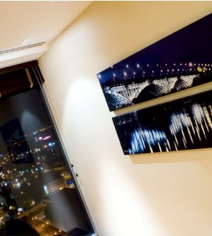 sztuka w korytażu hotelowym